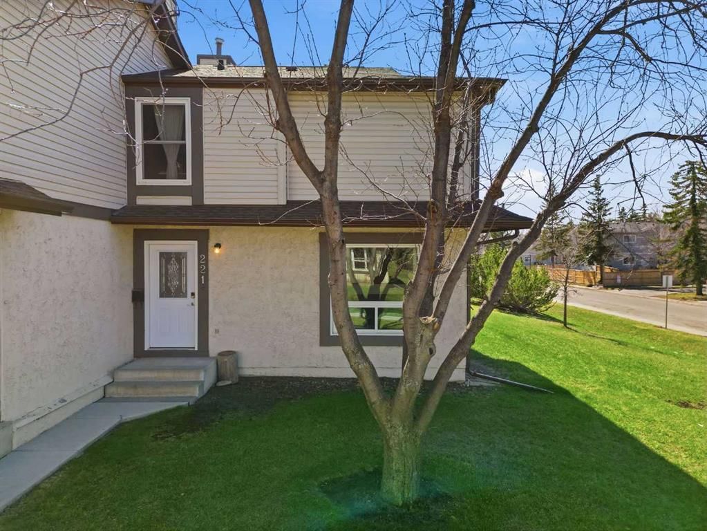 221 Deerpoint Lane SE, Calgary — photo 2 of 33