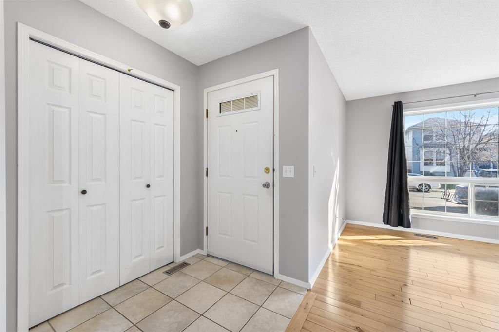 45 Country Hills Crescent NW, Calgary — photo 4 of 46