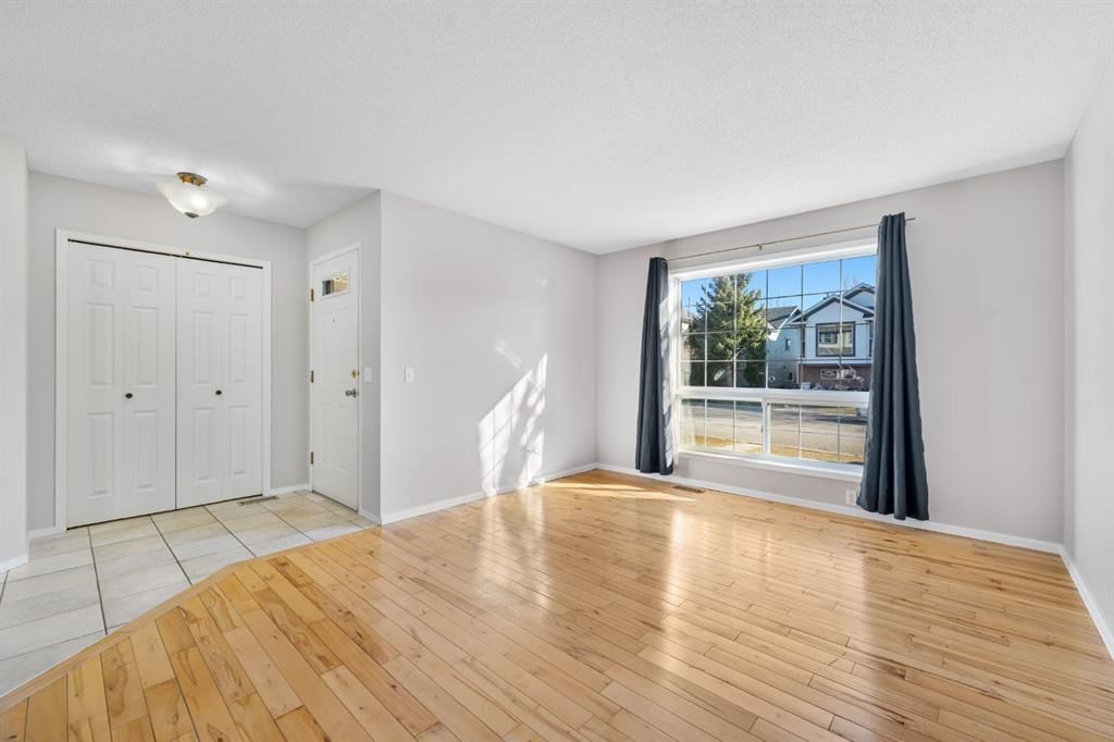 45 Country Hills Crescent NW, Calgary — photo 5 of 46