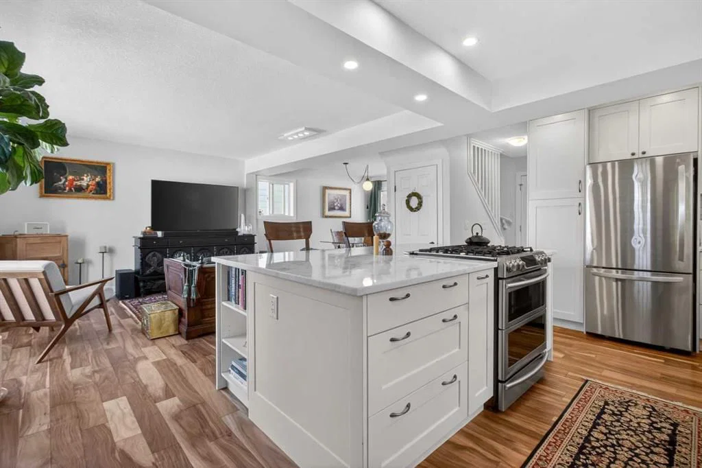 2131 Quentin Avenue SW, Calgary — photo 3 of 31