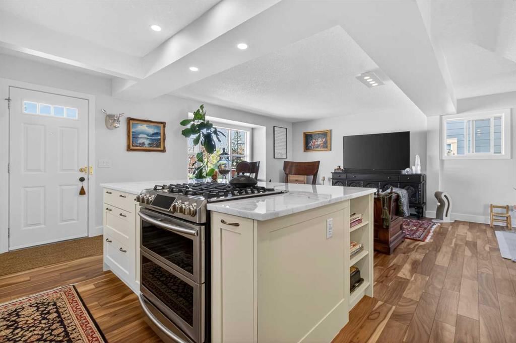 2131 Quentin Avenue SW, Calgary — photo 4 of 31