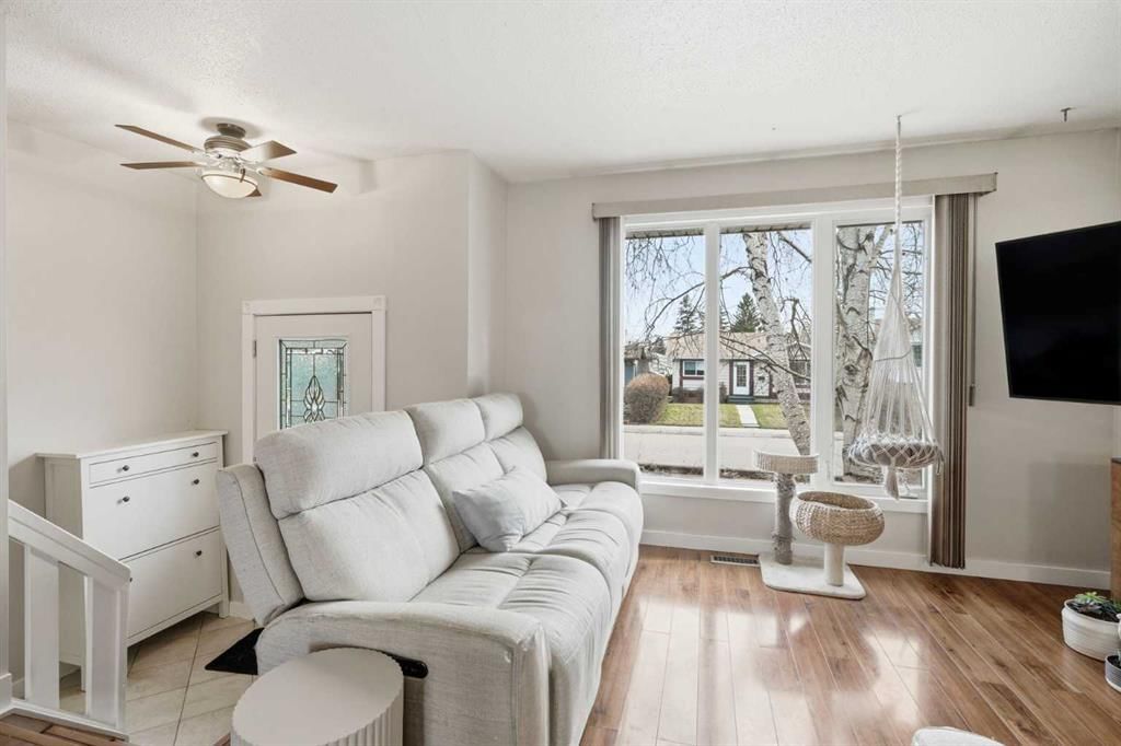 20 Dovely Way SE, Calgary — photo 3 of 44