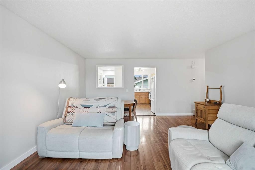 20 Dovely Way SE, Calgary — photo 4 of 44