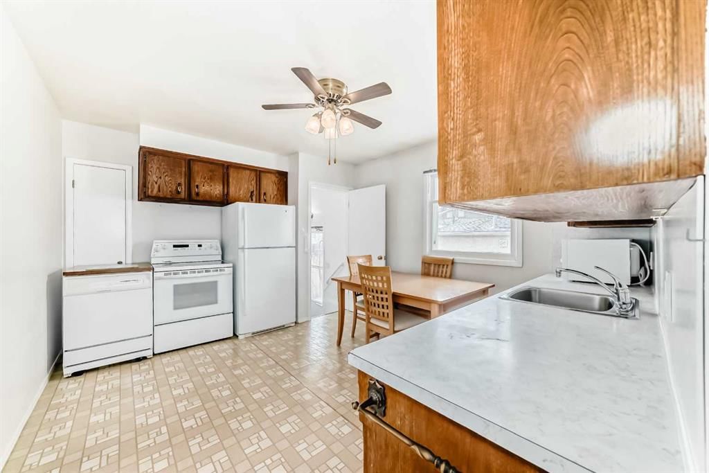 8315 Bowness Road NW, Calgary — photo 4 of 49