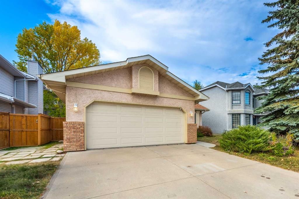 47 Hawkstone Drive NW, Calgary — photo 3 of 48