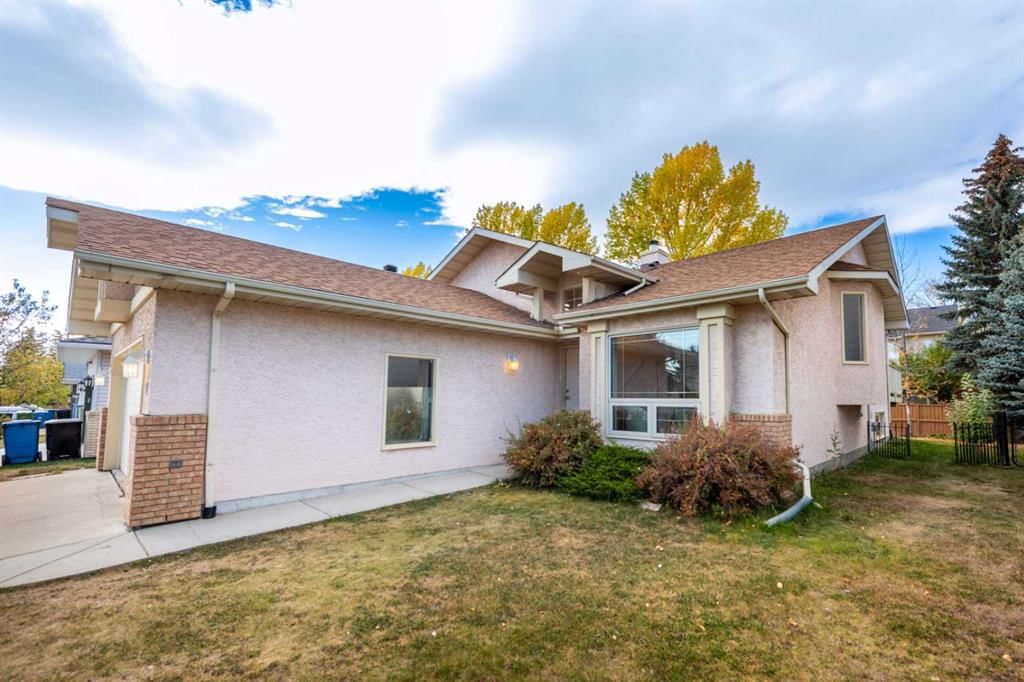 47 Hawkstone Drive NW, Calgary — photo 4 of 48