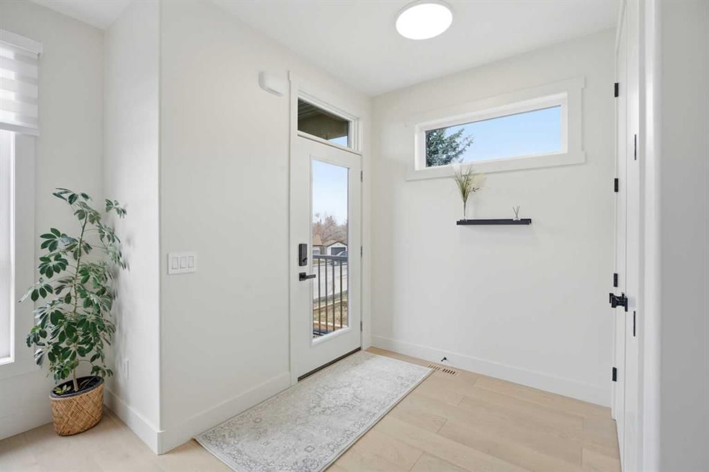 5232 21 Avenue NW, Calgary — photo 2 of 34