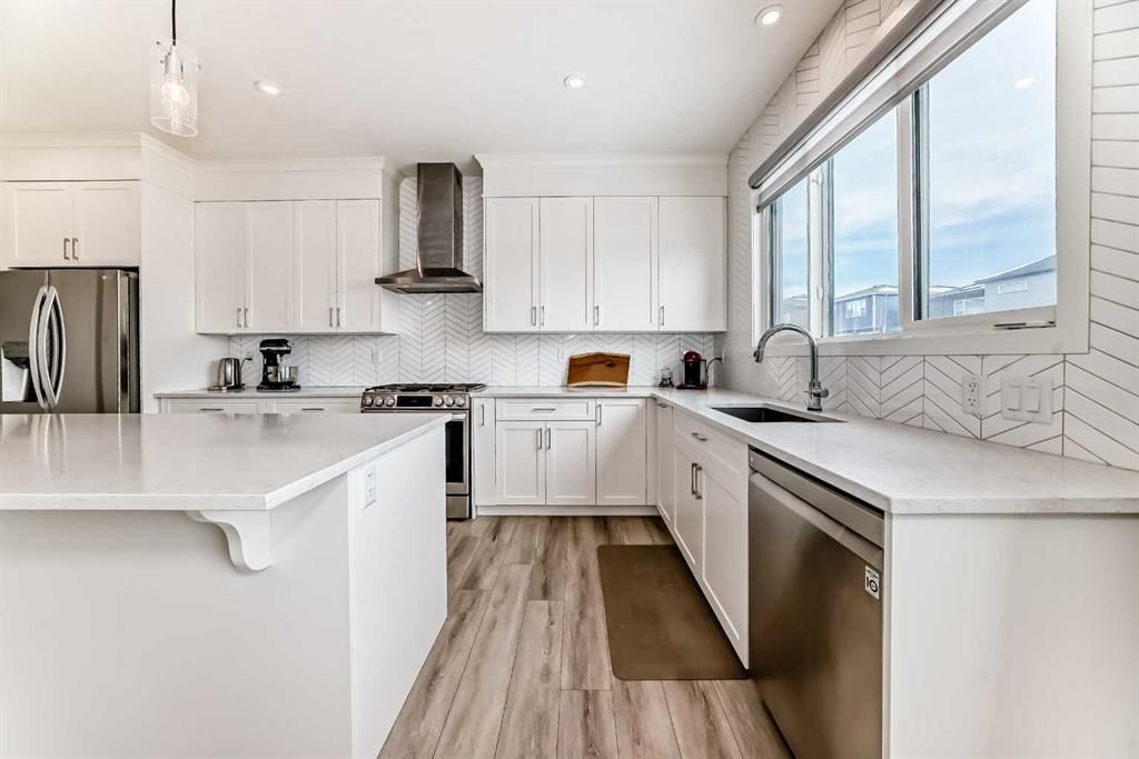 24 Royston Rise NW, Calgary — main listing photo