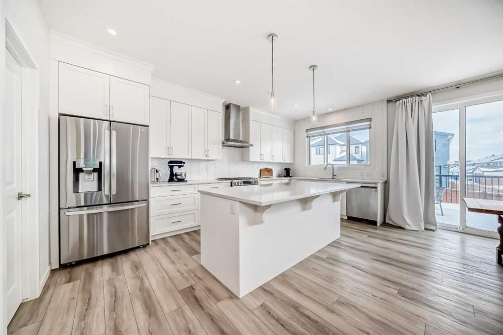 24 Royston Rise NW, Calgary — photo 2 of 44
