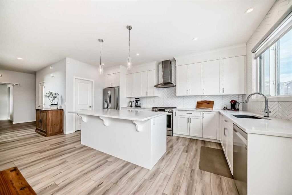 24 Royston Rise NW, Calgary — photo 4 of 44