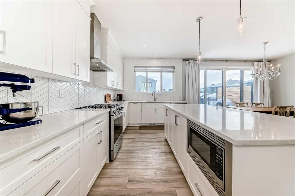 24 Royston Rise NW, Calgary — photo 5 of 44