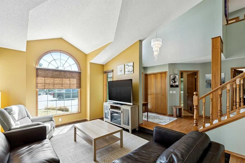 111 Scenic Ridge Court NW, Calgary — photo 4 of 48