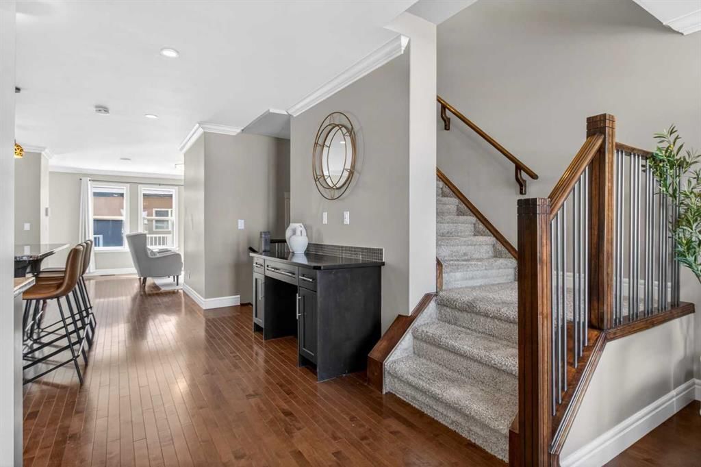 419 34 Avenue NE, Calgary — photo 5 of 48