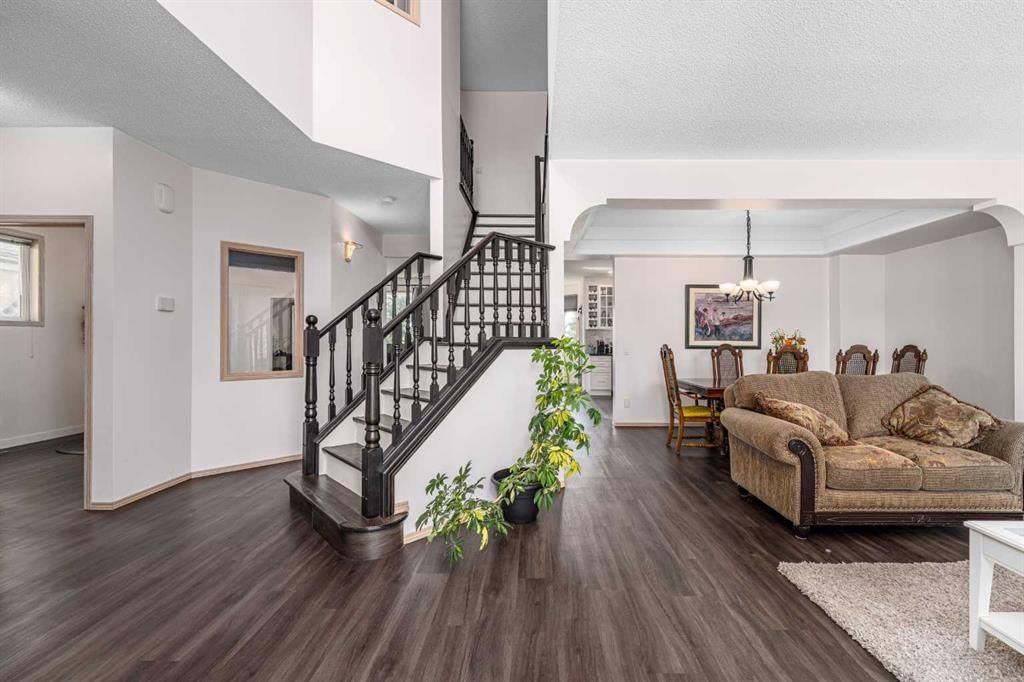 648 Scimitar Bay NW, Calgary — photo 2 of 32