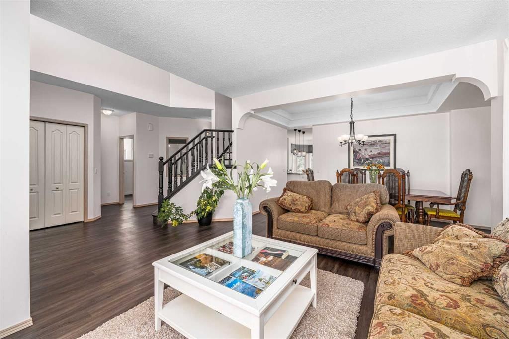 648 Scimitar Bay NW, Calgary — photo 4 of 32