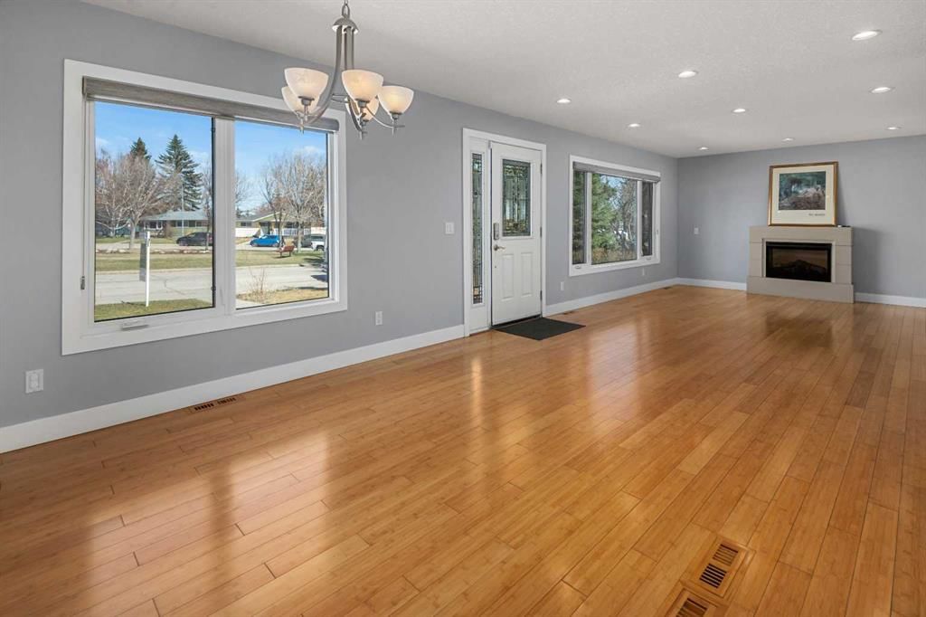 803 94 Avenue SW, Calgary — photo 3 of 44