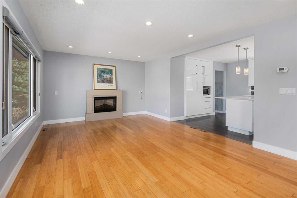 803 94 Avenue SW, Calgary — photo 4 of 44