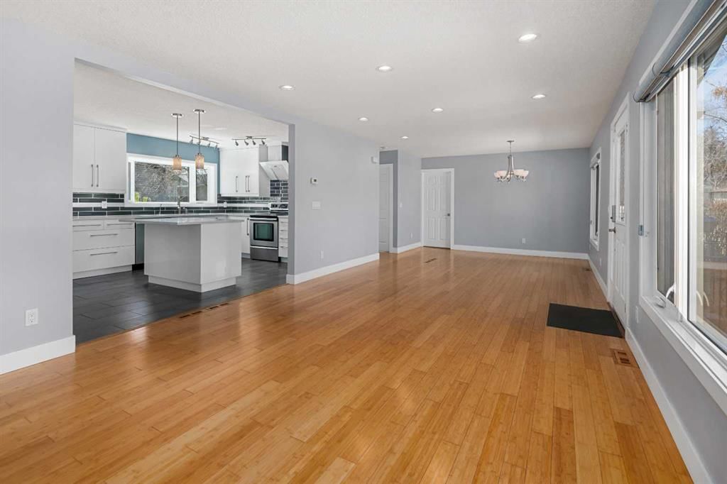 803 94 Avenue SW, Calgary — photo 5 of 44