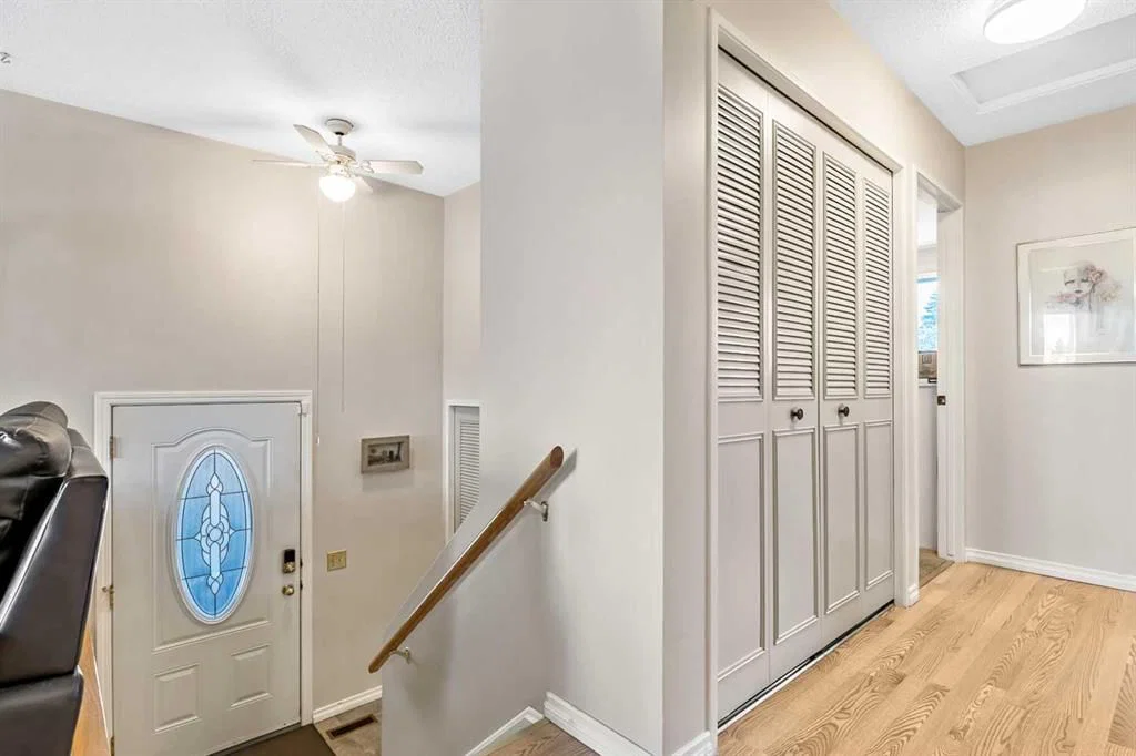 323 Woodvale Crescent SW, Calgary — photo 2 of 25
