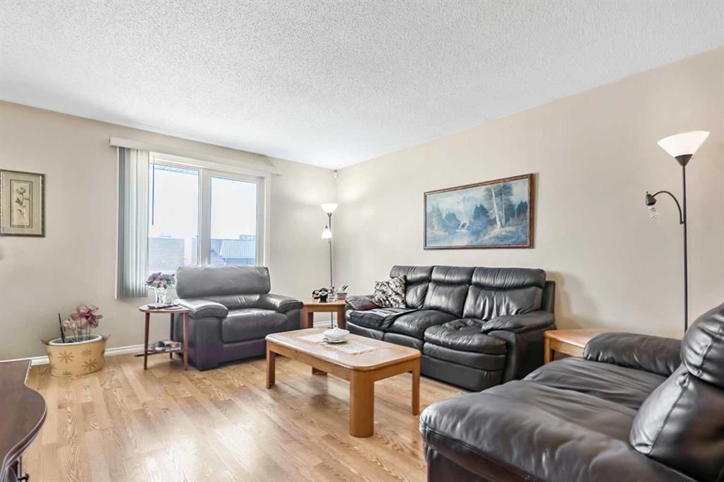 323 Woodvale Crescent SW, Calgary — photo 3 of 25