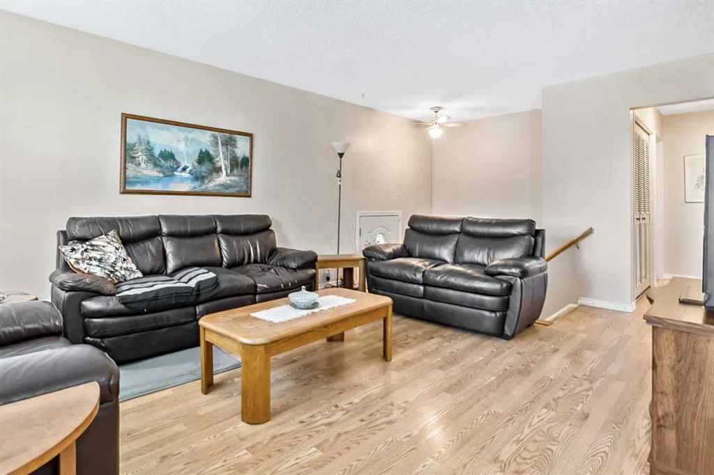 323 Woodvale Crescent SW, Calgary — photo 4 of 25