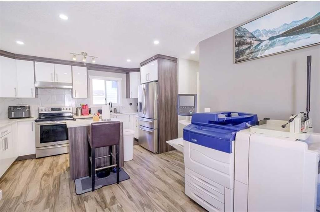 6923 Laguna Way NE, Calgary — photo 4 of 26