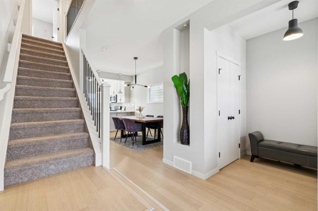 325 Marquis Heights SE, Calgary — photo 5 of 45