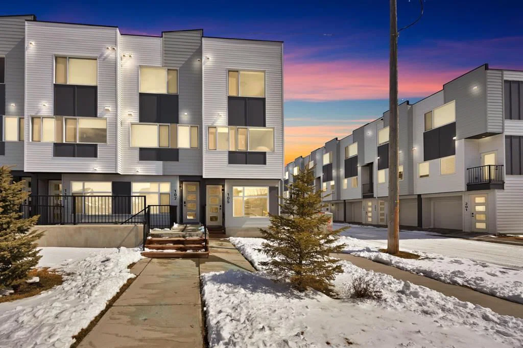 105 Panatella Square NW, Calgary — photo 2 of 47