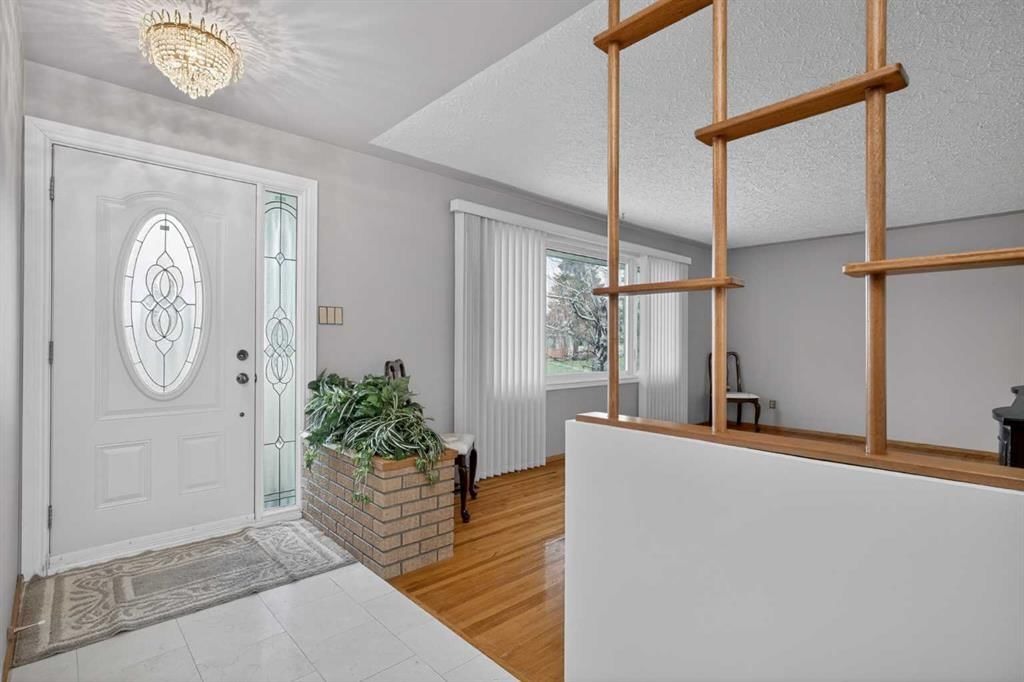249 Westminster Drive SW, Calgary — photo 3 of 43