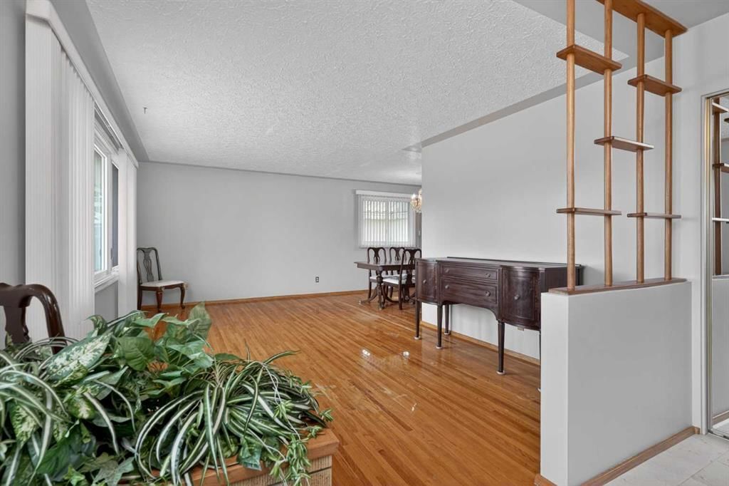 249 Westminster Drive SW, Calgary — photo 4 of 43