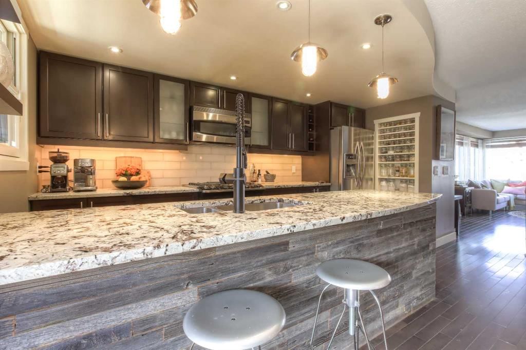 1363 Berkley Drive NW, Calgary — photo 5 of 50