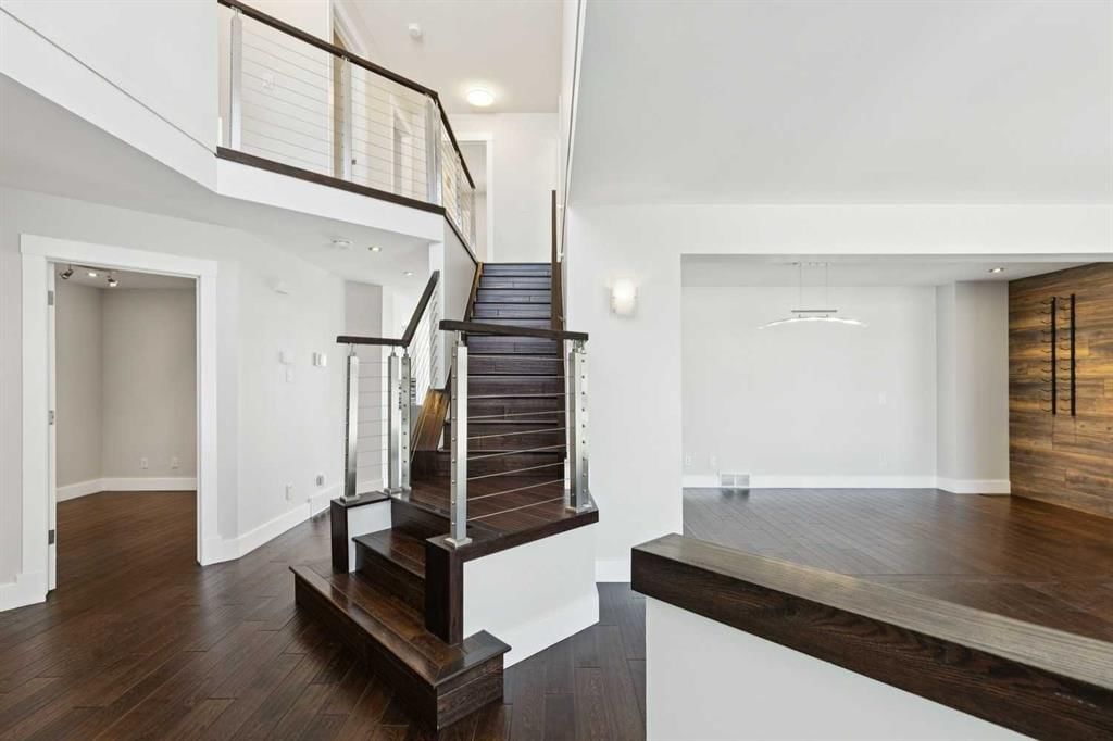 15 Springbank View SW, Calgary — photo 3 of 40
