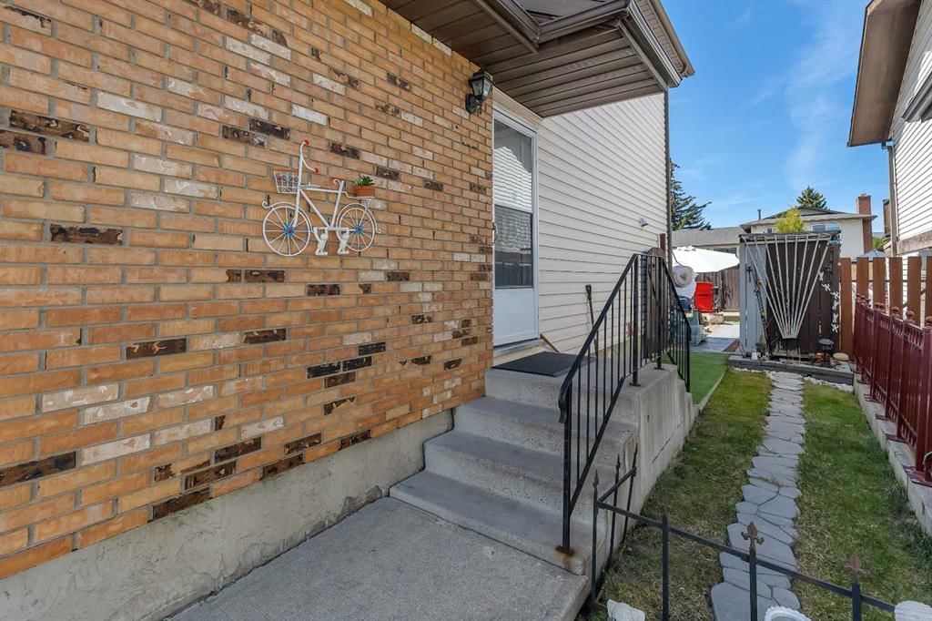 4811 60 Street NE, Calgary — photo 4 of 50