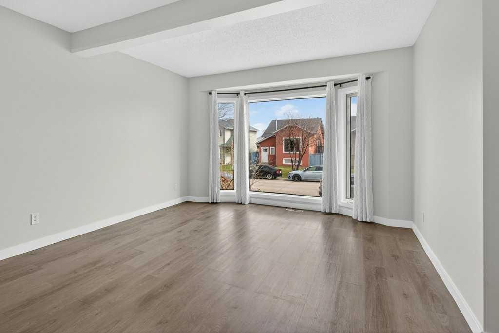 35 Martinview Crescent NE, Calgary — photo 4 of 43