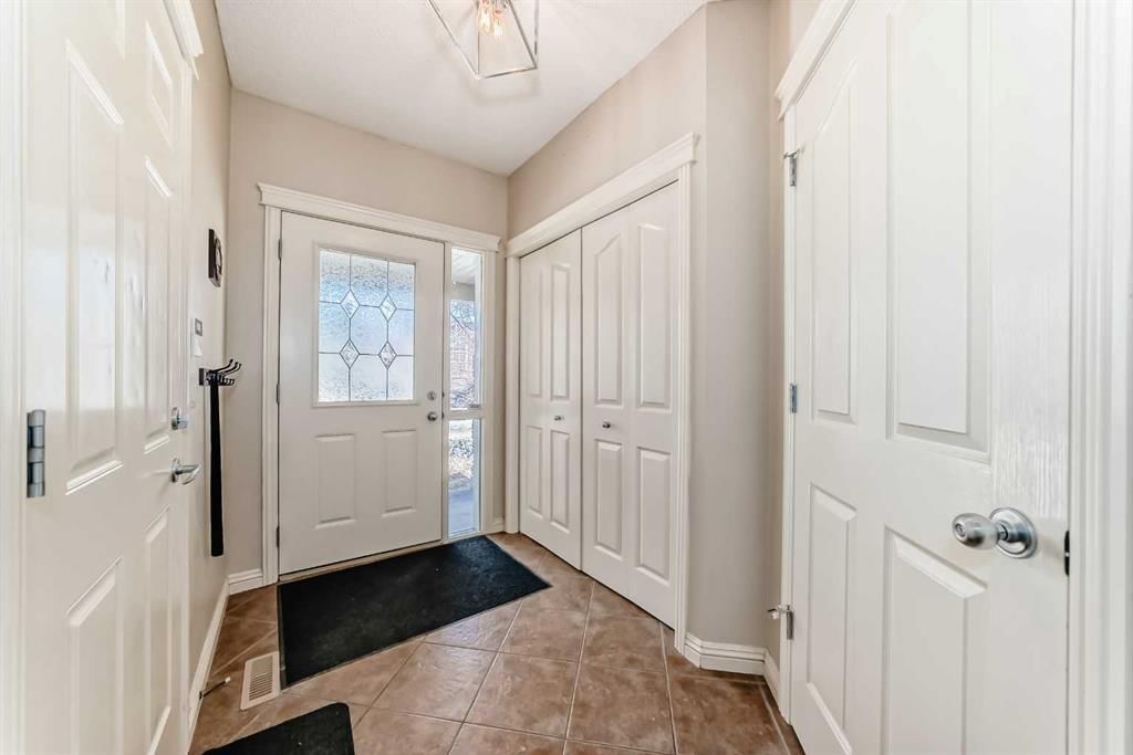 198 Everstone Drive SW, Calgary — photo 5 of 45