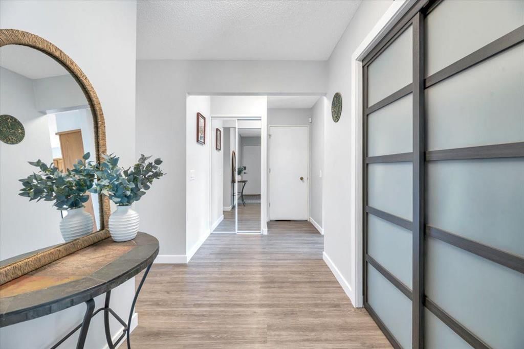 12336 Woodview Road SW, Calgary — photo 3 of 40
