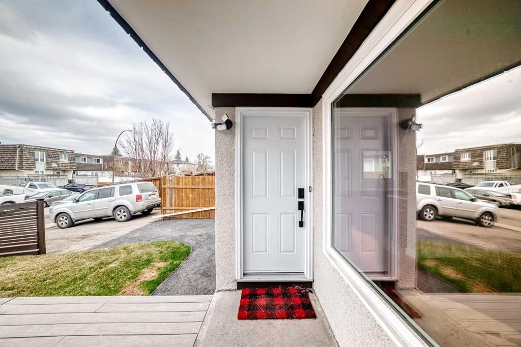 7634 24A Street SE, Calgary — photo 4 of 42