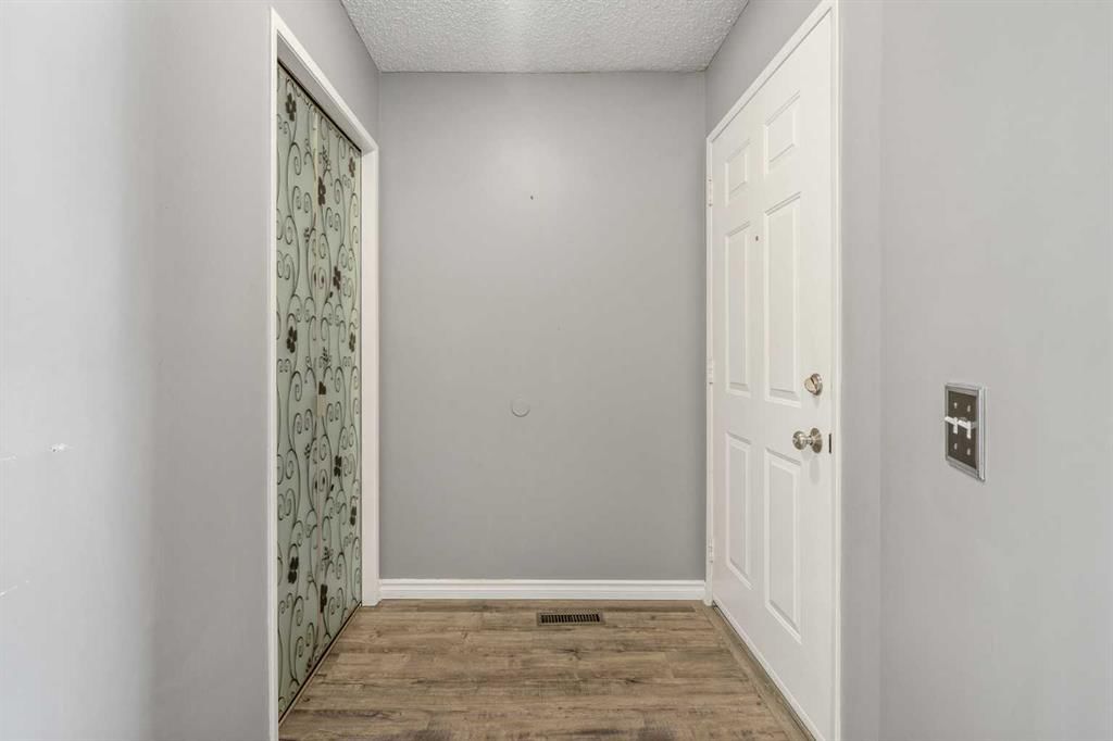 19 Bernard Drive NW, Calgary — photo 3 of 33