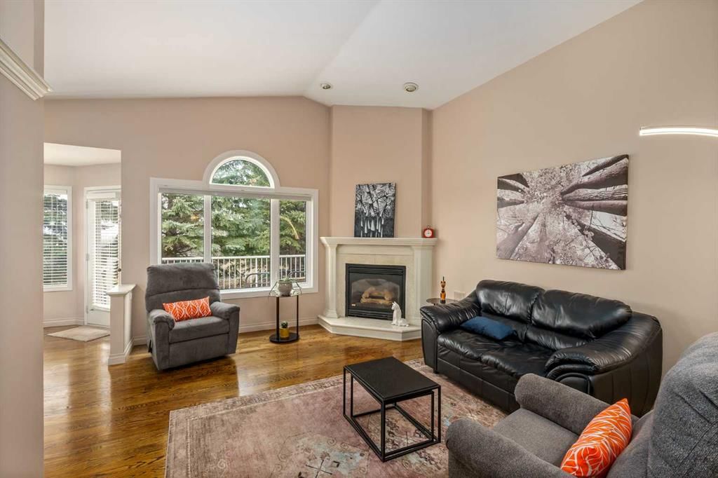 28 Hamptons Rise NW, Calgary — photo 2 of 34