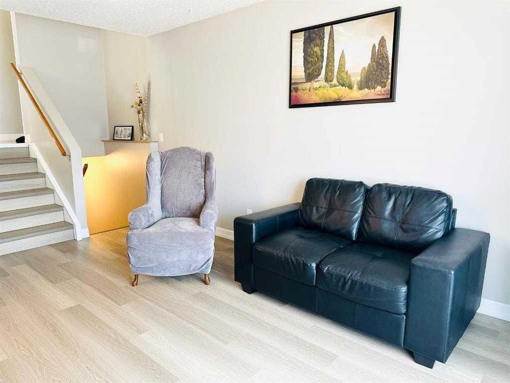 15 PINECLIFF Close NE, Calgary — photo 2 of 37