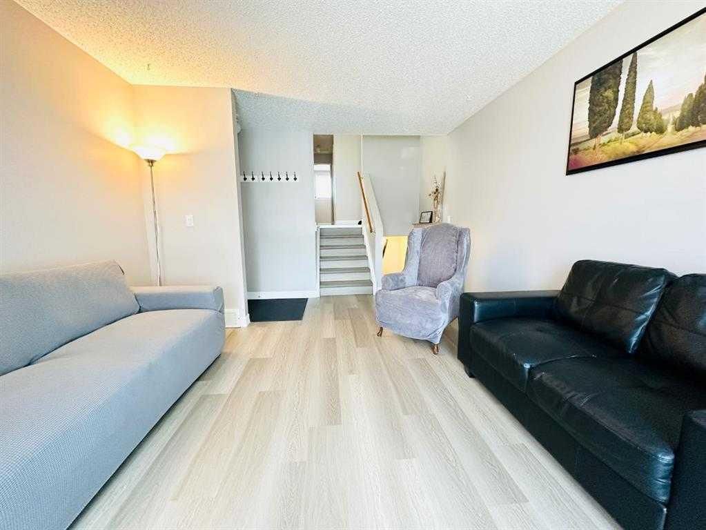 15 PINECLIFF Close NE, Calgary — photo 3 of 37