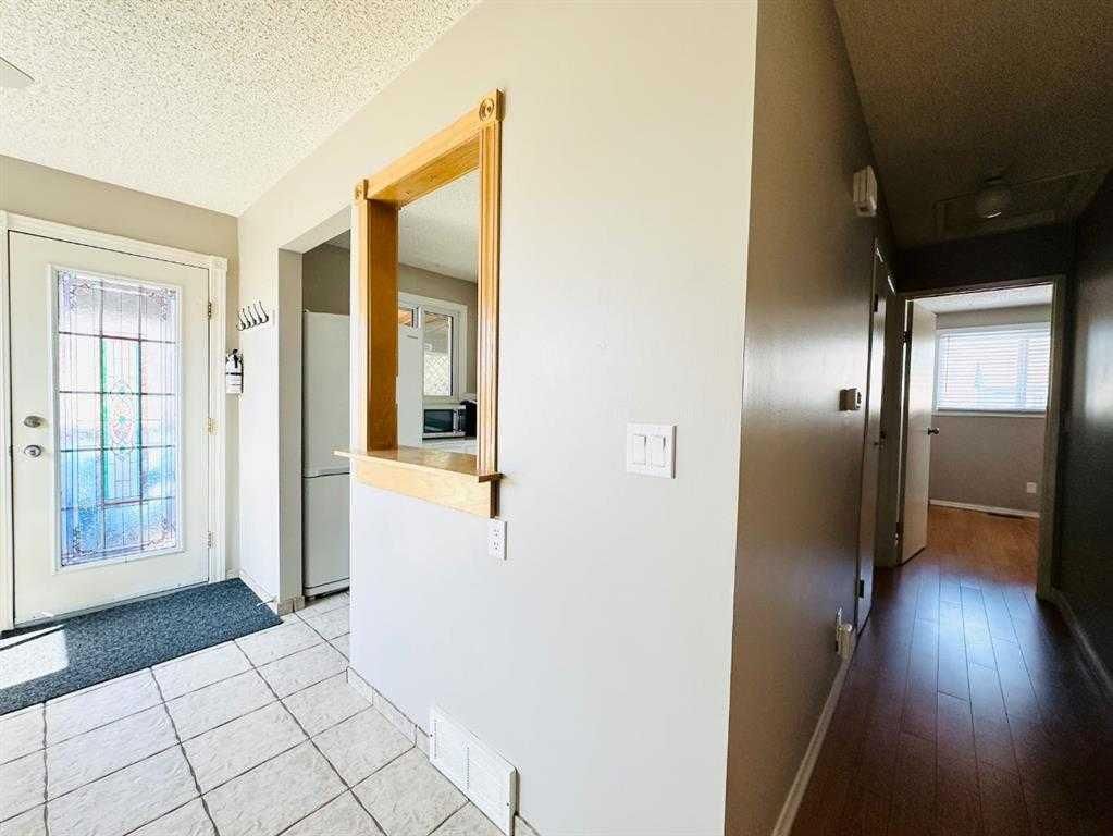 15 PINECLIFF Close NE, Calgary — photo 4 of 37