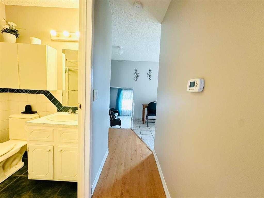 15 PINECLIFF Close NE, Calgary — photo 5 of 37