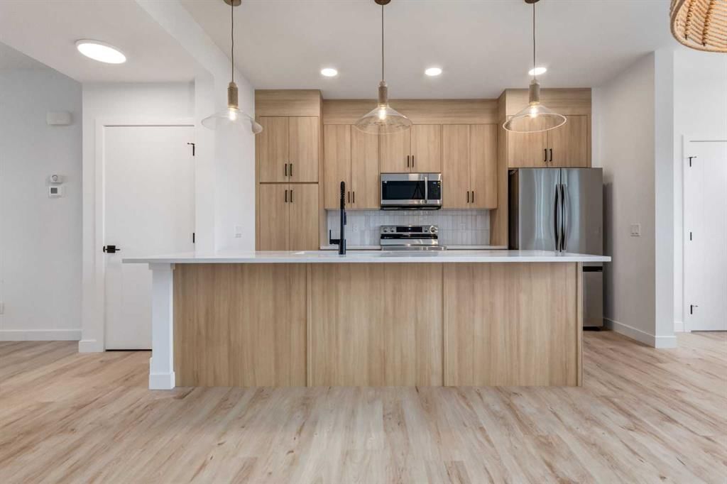 7122 Rangeview Avenue SE, Calgary — photo 5 of 34