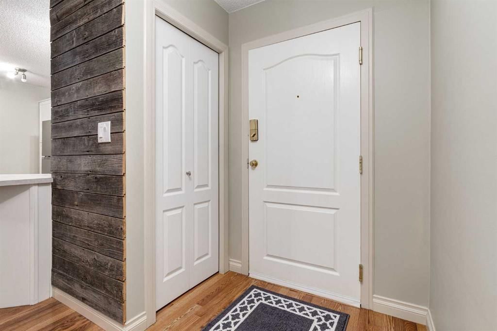 214, 30 SIERRA MORENA Mews SW, Calgary — photo 4 of 32