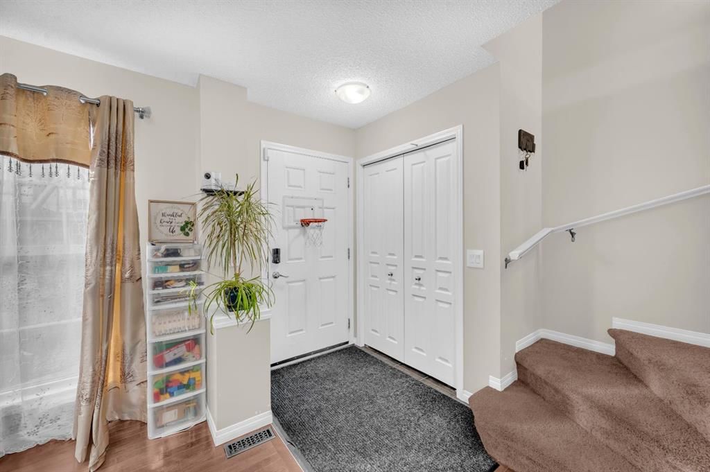 207 Elgin Meadows Gardens SE, Calgary — photo 5 of 33