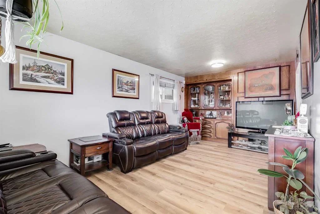2021 38 Street SE, Calgary — photo 4 of 37
