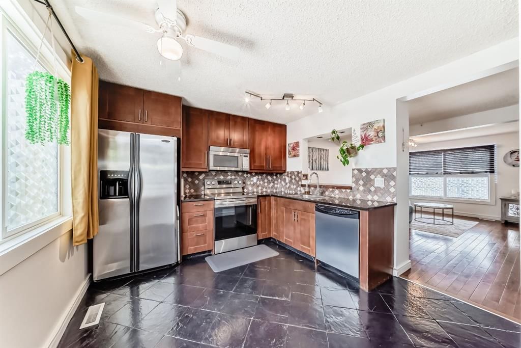 534 Woodbine Boulevard SW, Calgary — photo 2 of 20