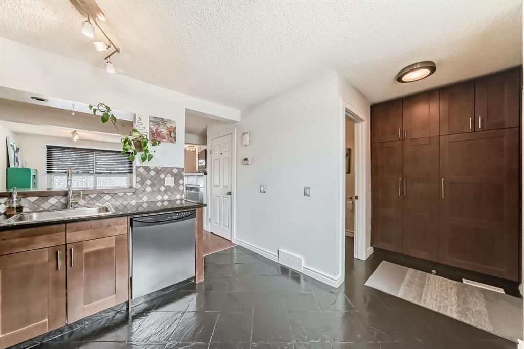 534 Woodbine Boulevard SW, Calgary — photo 3 of 20