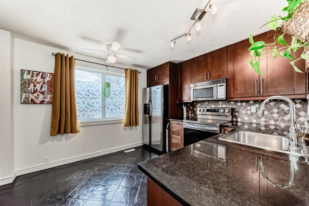 534 Woodbine Boulevard SW, Calgary — photo 4 of 20